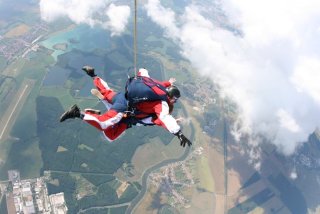 Kdo zařizuje tandemový seskok padákem?